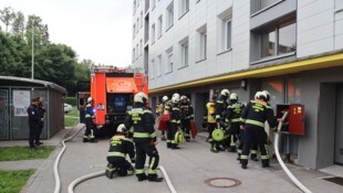 Feuerwehr, Rettung und Polizei waren bei Brand in Linz.-