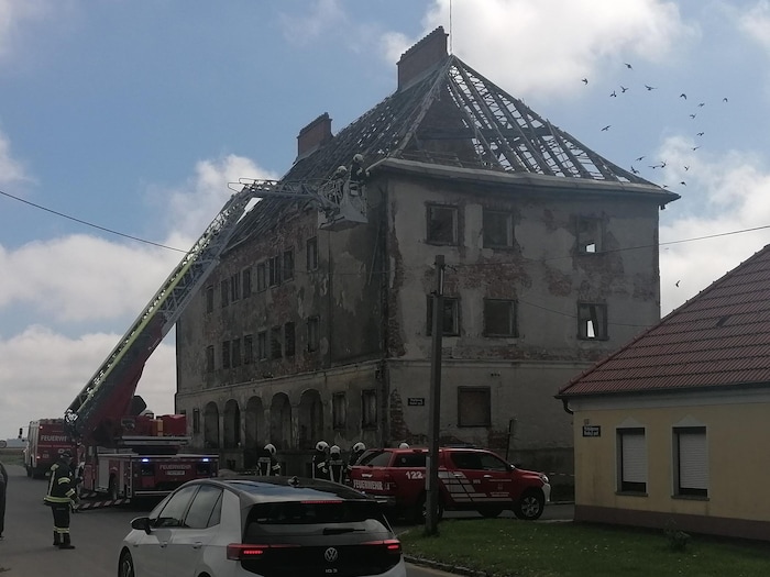 Feuerwehreinsatz wegen loser Teile.