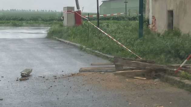 Anfang der Woche stürzten Holz- und Mauerteile herunter. (Bild: zVg)