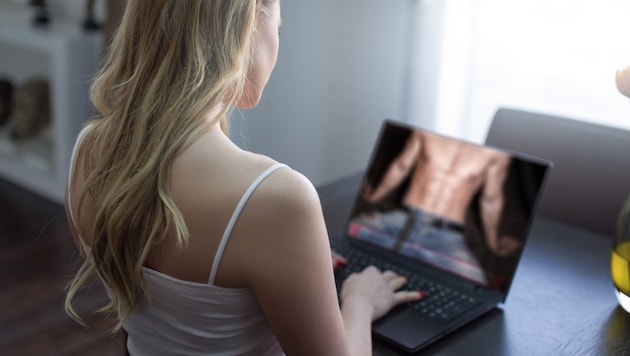 Die Frau drohte, pikante Fotos und Videos des Opfers im Internet zu veröffentlichen. ...