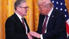 Der britische Premierminister Keir Starmer und US-Präsident Donald Trump im Weißen Haus im Februar. (Bild: AP/Carl Court)