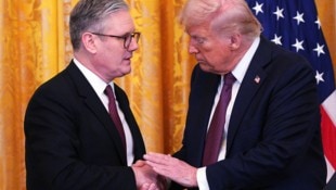 Der britische Premierminister Keir Starmer und US-Präsident Donald Trump im Weißen Haus im Februar. (Bild: AP/Carl Court)