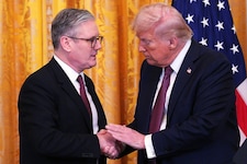 Der britische Premierminister Keir Starmer und US-Präsident Donald Trump im Weißen Haus im Februar. (Bild: AP/Carl Court)
