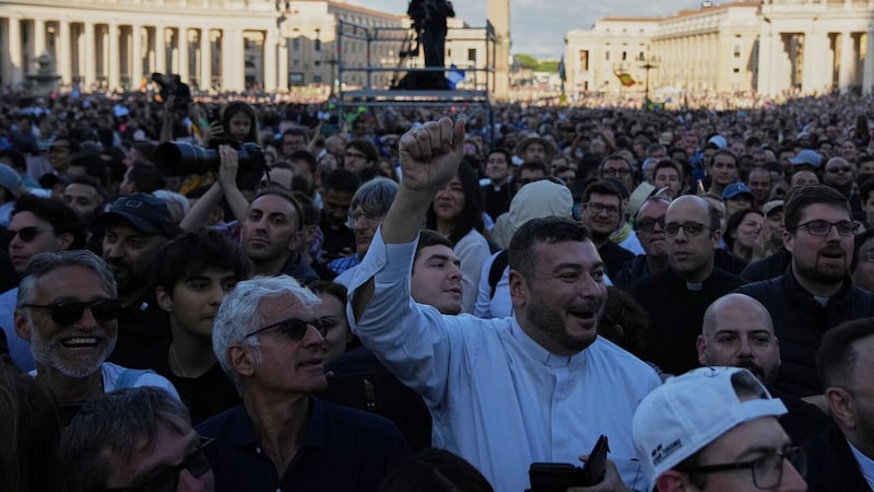 Hunderte Menschen warteten am Donnerstag gespannt vor der Papstbasilika. (Bild: AP/Alessandra Tarantino)