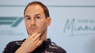 Was steckt hinter dem Rücktritt von Alpine-Teamchef Oliver Oakes? (Bild: AP/Associated Press)