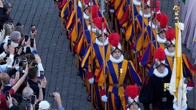 Selbst bekennende Atheistinnen und Atheisten bezeichnen sich als neugierig. (Bild: AP/Luca Bruno)