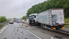 Der Lkw durchbrach die Mittelleitschienen. (Bild: BRK BGL/Markus Leitner)