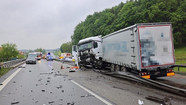 Der Lkw durchbrach die Mittelleitschienen. (Bild: BRK BGL/Markus Leitner)