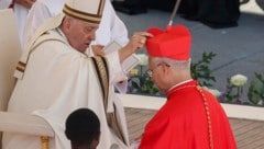 Der neue Papst Robert Francis Prevost mit seinem Vorgänger Franziskus (Archivbild) (Bild: EPA/GIUSEPPE LAMI)