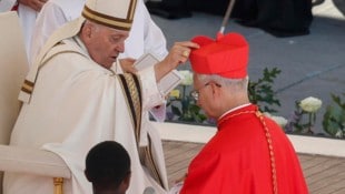 Der neue Papst Robert Francis Prevost mit seinem Vorgänger Franziskus (Archivbild) (Bild: EPA/GIUSEPPE LAMI)