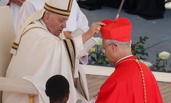 Der neue Papst Robert Francis Prevost mit seinem Vorgänger Franziskus (Archivbild)