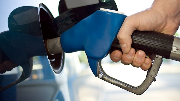 Beim Unfall an der Tankstelle gab´s zum Glück nur Sachschaden (Bild: Canva)