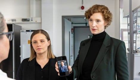 Moormann und Selb haben es mit Stalking zu tun – und kriegen sich zunehmend in die Haare. (Bild: Radio Bremen/Claudia Konerding)