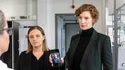 Moormann und Selb haben es mit Stalking zu tun – und kriegen sich zunehmend in die Haare. (Bild: Radio Bremen/Claudia Konerding)