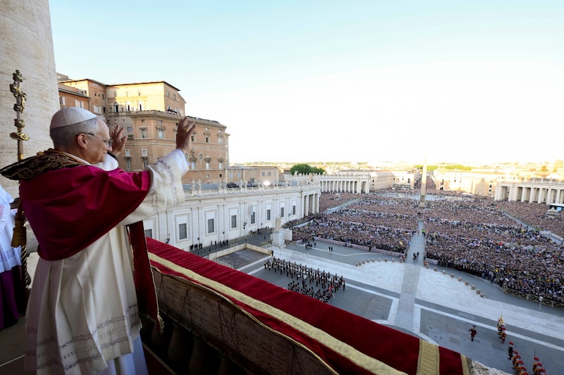 Leo XIV. hielt seine erste Rede vom Balkon des Petersdoms, begleitet von „Leo, Leo, Leone, Leone“-Rufen. (Bild: Francesco Sforza)