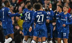 Die Jubel-Traube der Chelsea-Kicker – sie stehen wie auch das Team von Betis Sevilla im Finale ...