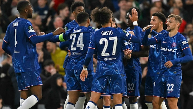 Die Jubel-Traube der Chelsea-Kicker – sie stehen wie auch das Team von Betis Sevilla im Finale ...