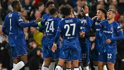 Die Jubel-Traube der Chelsea-Kicker – sie stehen wie auch das Team von Betis Sevilla im Finale ...