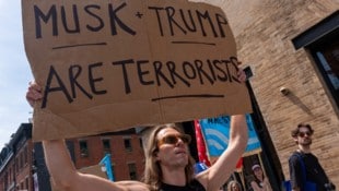 Nach dem neuerlichen Einzug ins Weiße Haus beauftragte US-Präsident Donald Trump Elon Musk mit der Kürzung von Regierungsausgaben. (Bild: AFP/SPENCER PLATT)