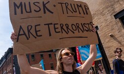Nach dem neuerlichen Einzug ins Weiße Haus beauftragte US-Präsident Donald Trump Elon Musk mit ...