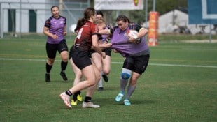 Bei den Valkyries aus Linz (lila) geht es in den Rugby-Duellen stets hart zur Sache.