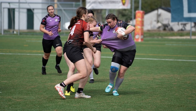 Bei den Valkyries aus Linz (lila) geht es in den Rugby-Duellen stets hart zur Sache. (Bild: Meike Nisius)
