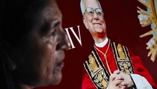 Die ganze Welt, vor allem Peru, feiert den neuen Papst. Leo XIV. hat viele Jahre dort verbracht und spricht sogar besser Spanisch als Italienisch. (Bild: AFP/ERNESTO BENAVIDES)