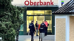 Die flüchtigen Täter drangen in diese Filiale in der Stadt Salzburg ein. (Bild: Markus Tschepp)