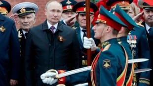 Putin sieht seine Parade in Gefahr. (Bild: AP/Mikhail Metzel)