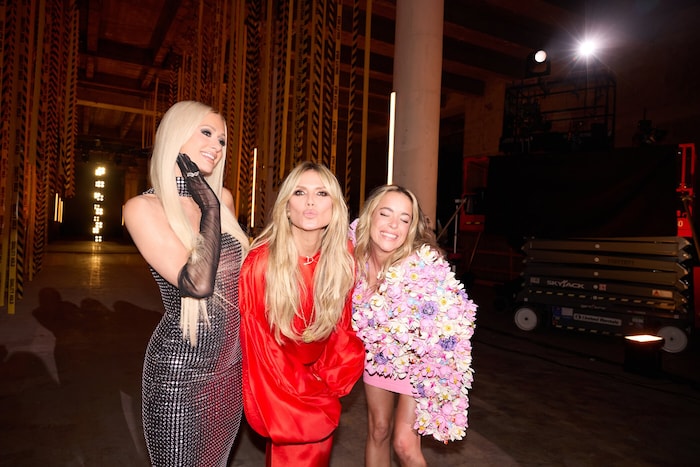 Als Gast-Juroren waren dieses Mal Paris Hilton und Marina Hoermanseder zu Gast.