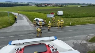Die Freiwillige Feuerwehr Obertrum war mit den Aufräumarbeiten beschäftigt. (Bild: Freiwillige Feuerwehr Obertrum)