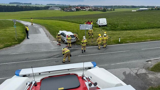 Die Freiwillige Feuerwehr Obertrum war mit den Aufräumarbeiten beschäftigt.