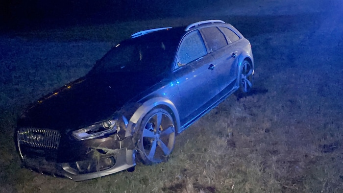 Auch der Audi landete im Feld – 100 Meter von der Unfallstelle entfernt.
