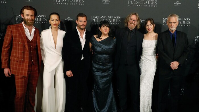 James Foley (rechts außen) mit den „Fifty Shades of Grey“-Stars – unter anderem Rita Ora, Jamie Dornan und Dakota Johnson 