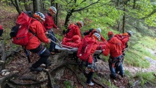 Bergretter brachten den Verletzten unter die Nebelgrenze (Bild: Bergrettung Ebensee)