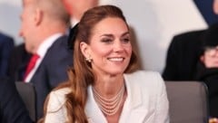 Prinzessin Kate kombinierte Perlen mit einer schwarzen Schleife ... (Bild: CHRIS JACKSON / AFP / picturedesk.com)