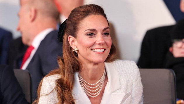 Prinzessin Kate kombinierte Perlen mit einer schwarzen Schleife ... (Bild: CHRIS JACKSON / AFP / picturedesk.com)