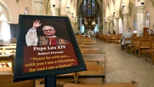 Die ganze Welt feiert den neuen Papst Leo XIV. (Bild: EPA/DARREN ENGLAND)