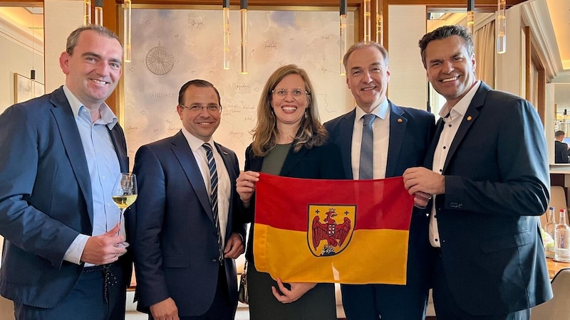 Oschep, Wirth, Haider-Wallner, Schneemann und Tunkel (v. li.) in der Hanse-Lounge beim Wirtschaftsempfang. (Bild: Karl Grammer)
