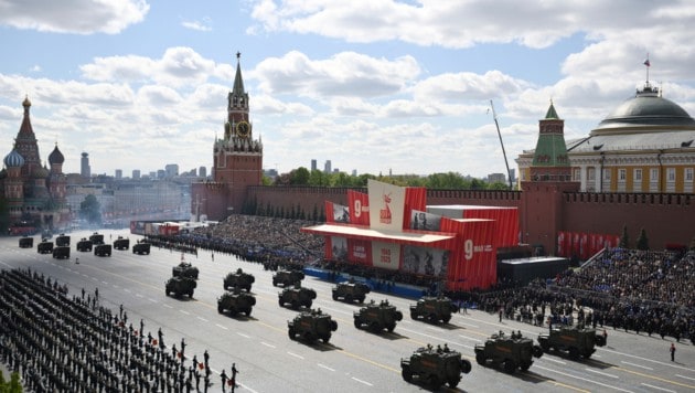 Tausende Soldaten nahmen an der Parade teil. (Bild: AP/Vladimir Astapkovich)