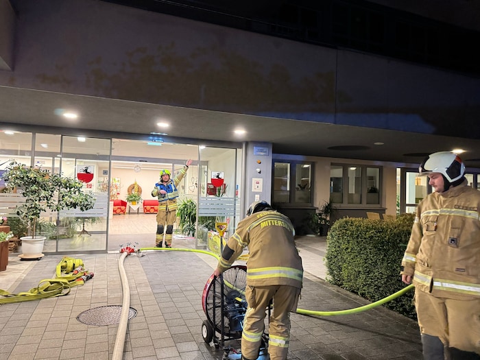 Nach dem Löschen des Feuers mussten die Feuerwehrleute das Heim belüften.