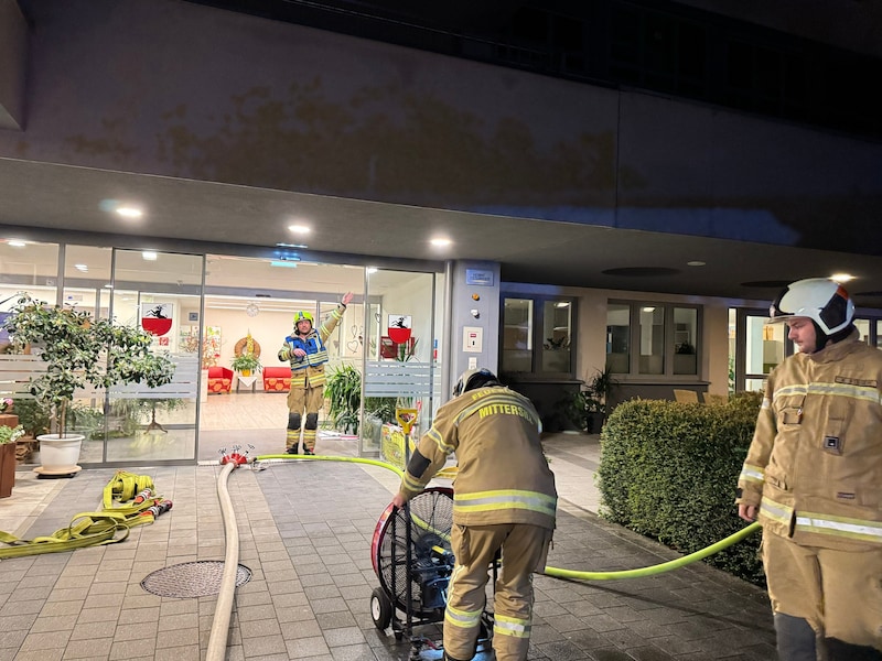 Nach dem Löschen des Feuers mussten die Feuerwehrleute das Heim belüften. (Bild: Freiwillige Feuerwehr Mittersill)