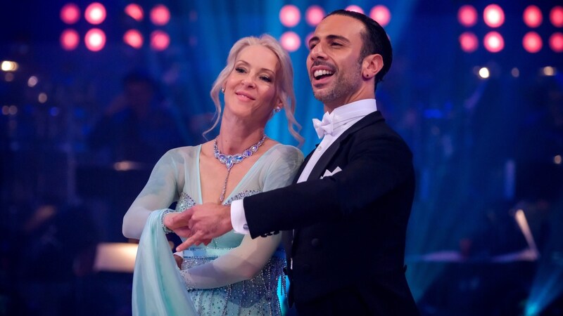 Simone Lugner und Danilo Campisi tanzten einen Slowfox. (Bild: ORF/Hans Leitner)