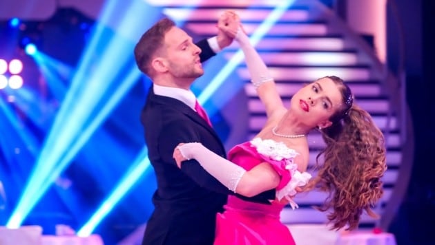 Anna Strigl sorgte gleich zu Beginn der Show für eine Überraschung. Und die war ziemlich kess! (Bild: ORF/Hans Leitner)