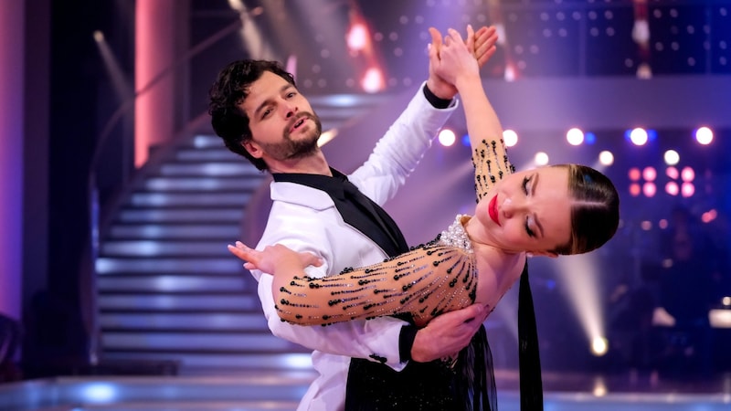 Aaron Karl und Katya Mizera brachten mit dem Slowfox die Jury zum Schwärmen. (Bild: ORF/Hans Leitner)