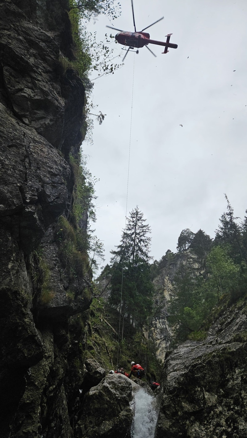 Am Tau flog „Martin 2“ die Abgestürzte aus der Schlucht (Bild: Bergrettung Imst)