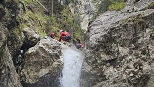 Verzweifelt kämpften die Bergretter in der Hachleschlucht um das elfjährige Mädchen. (Bild: Bergrettung Imst)