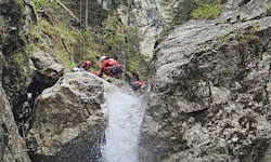 Imster Bergretter bereiteten mit der Hubschrauberbesatzung in der Schlucht die Taubergung des ...