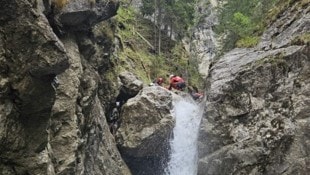 Imster Bergretter bereiteten mit der Hubschrauberbesatzung in der Schlucht die Taubergung des Mädchens vor. (Bild: Bergrettung Imst)
