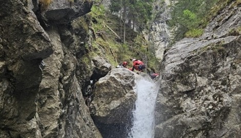 Imster Bergretter bereiteten mit der Hubschrauberbesatzung in der Schlucht die Taubergung des Mädchens vor. (Bild: Bergrettung Imst)